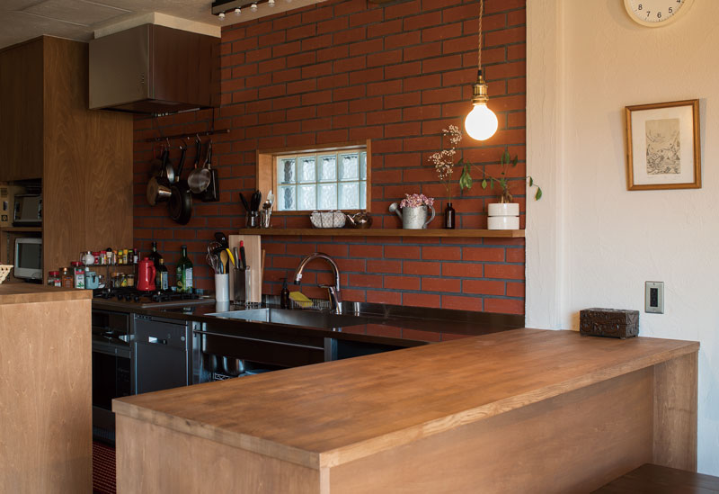 レンガとガラスブロックの組み合わせがカフェのようなキッチン