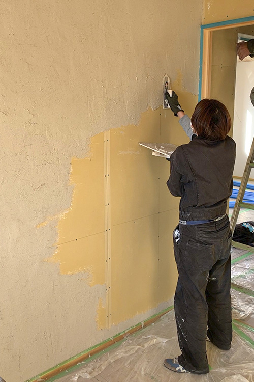 寝室の壁は、工事期間中にご夫妻が自らの手で塗って仕上げた